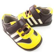 Amarillo Brown Baby Squeaky Shoes Zapatos de bebé casual